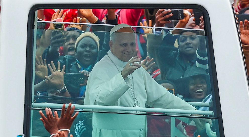 البابا لاوون الرابع عشر لدى وصوله إلى مطار بامندا في الكاميرون